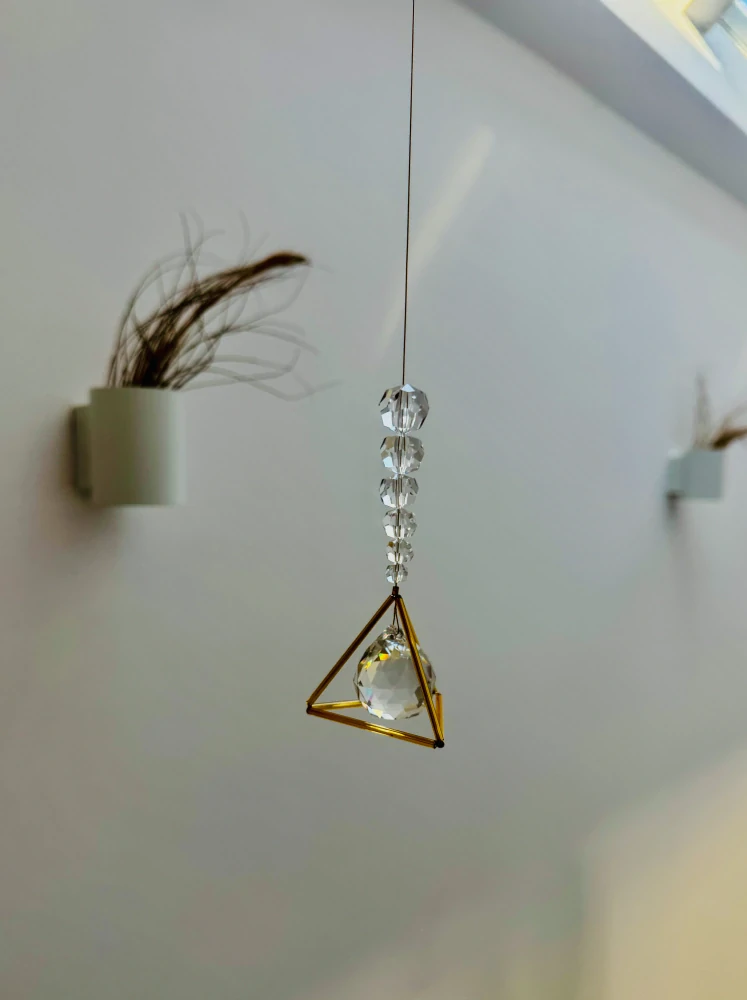 Trojhranná pyramida s křišťálky
