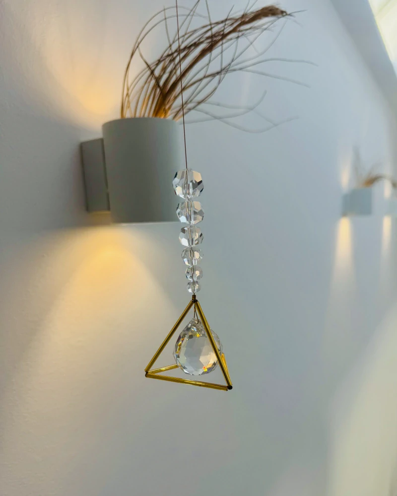 Trojhranná pyramida s křišťálky