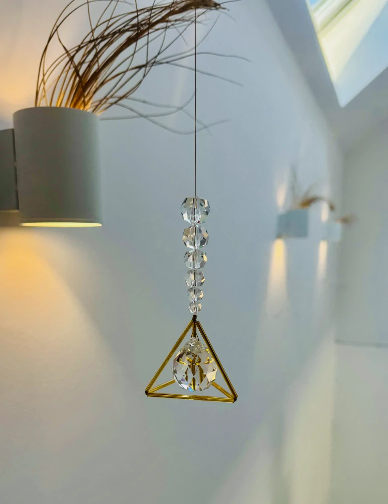 Trojhranná pyramida s křišťálky