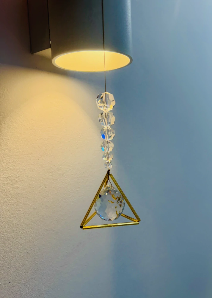 Trojhranná pyramida s křišťálky